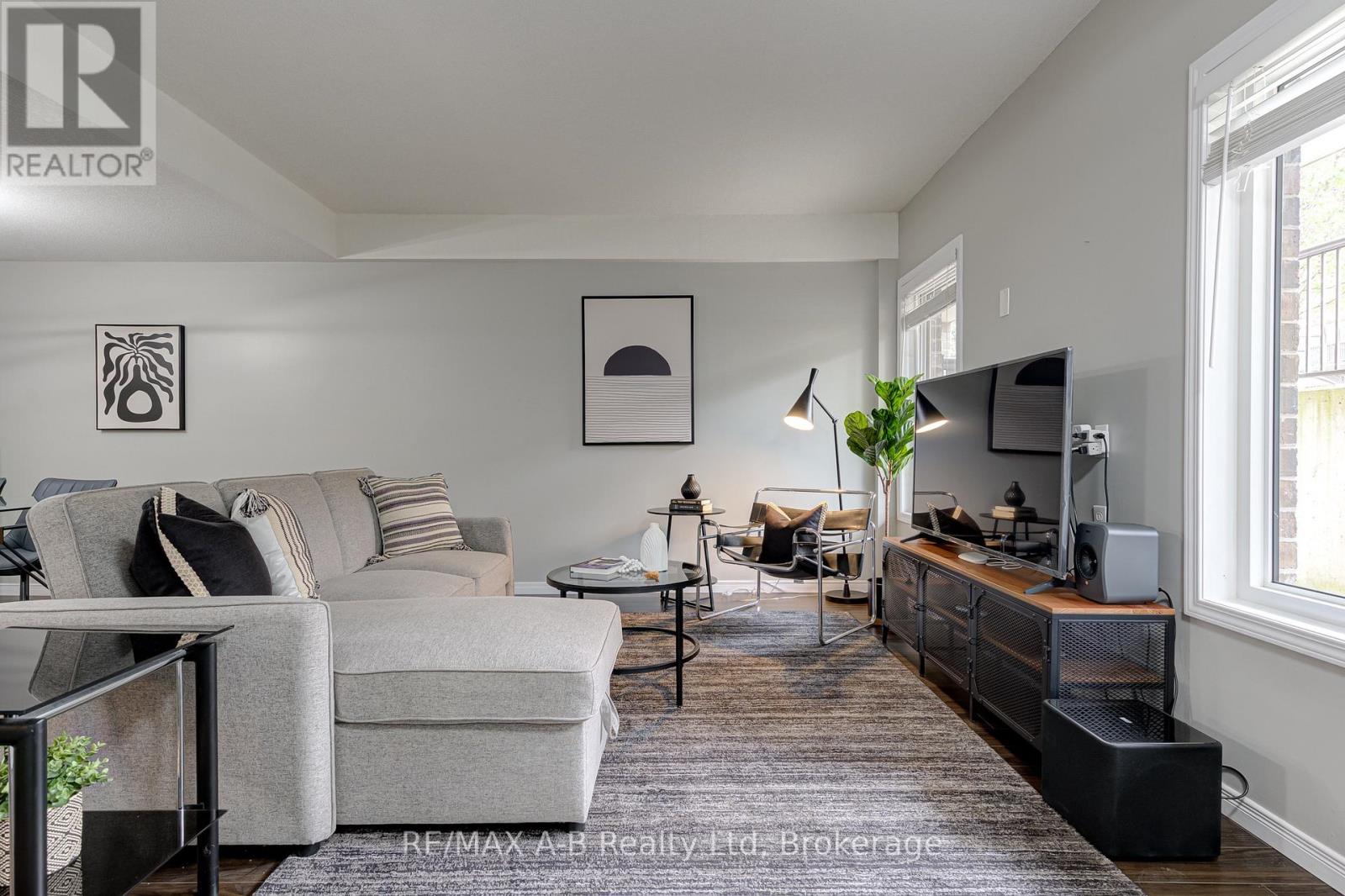 242 Rachel Crescent — photo 2