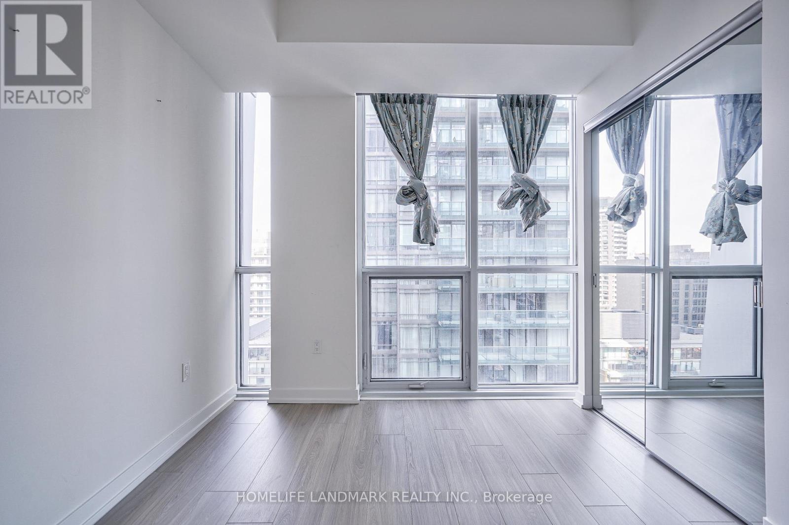 1 Yorkville Avenue — photo 17