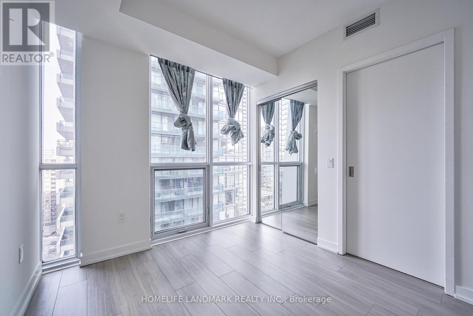 1 Yorkville Avenue — photo 18