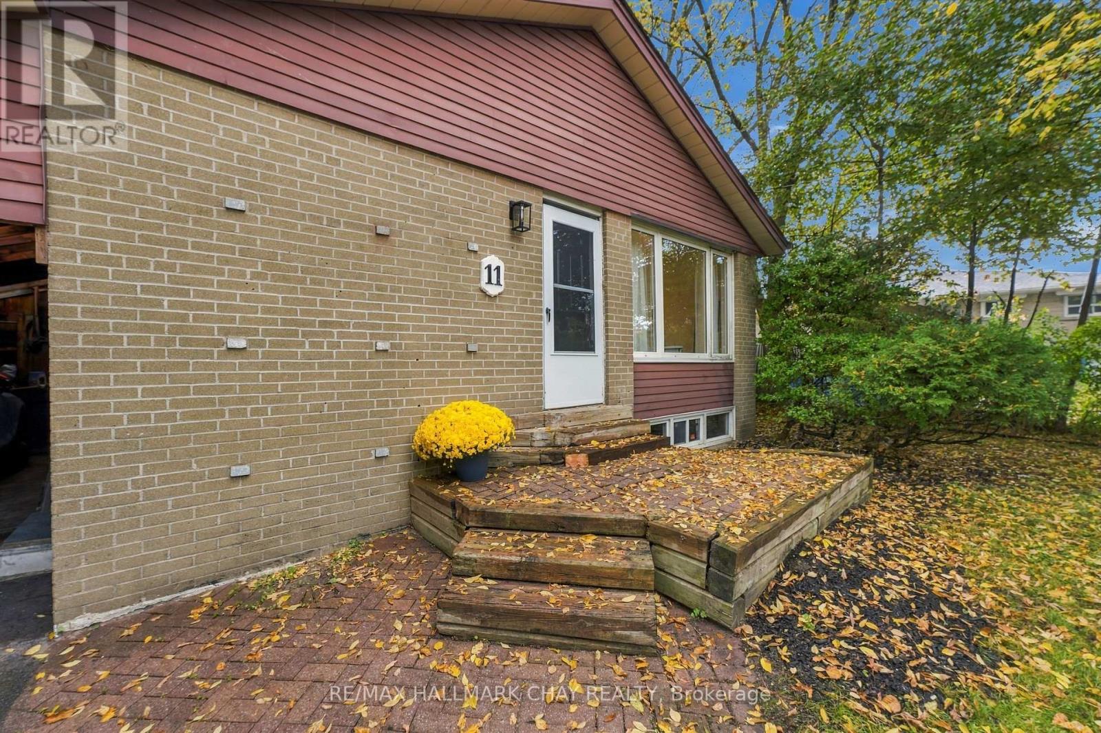 11 Davidson Road, Aurora, ON photo 2
