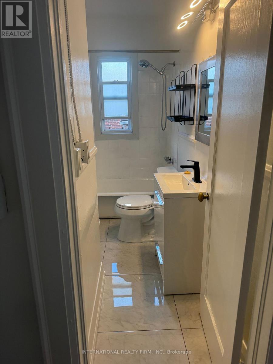 1094 College Street — photo 8