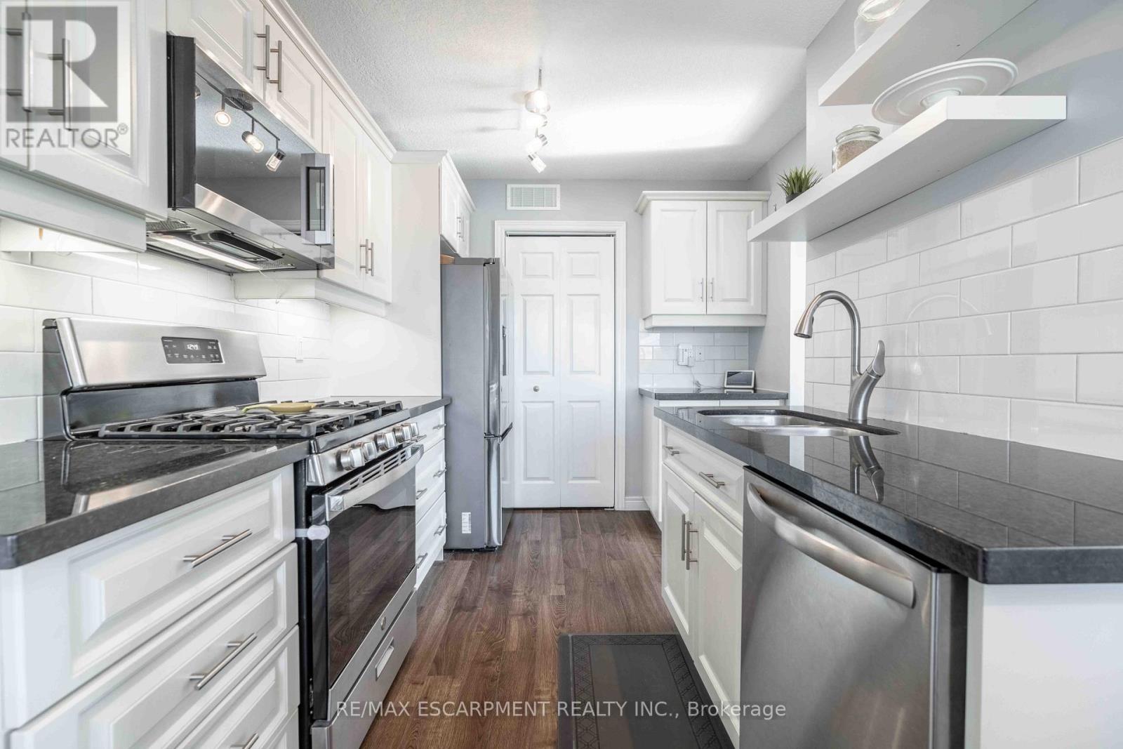 #13 11 STOCKBRIDGE GARDENS - 14