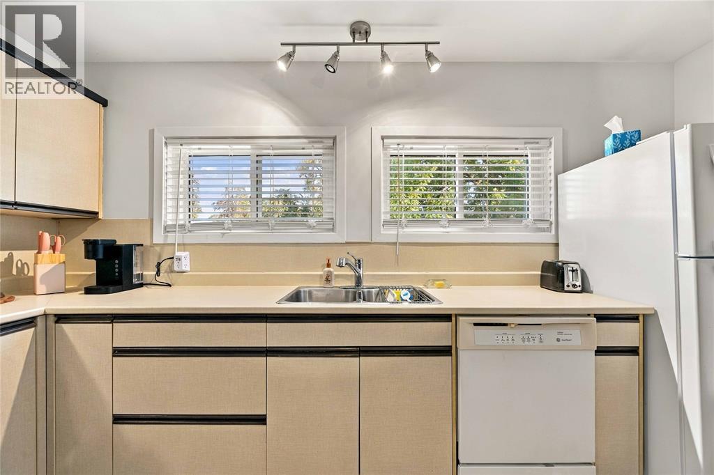 914 Retlaw Drive — photo 13