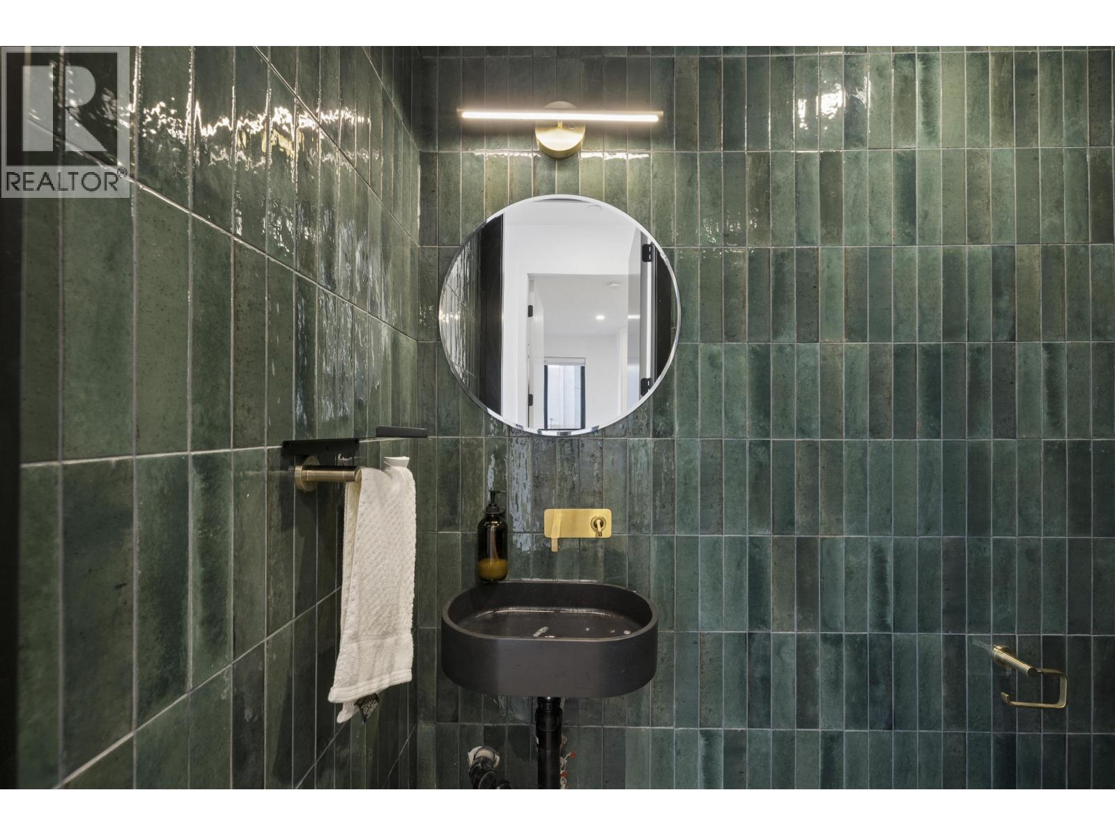 366 W 25TH STREET, North Vancouver - Image 1