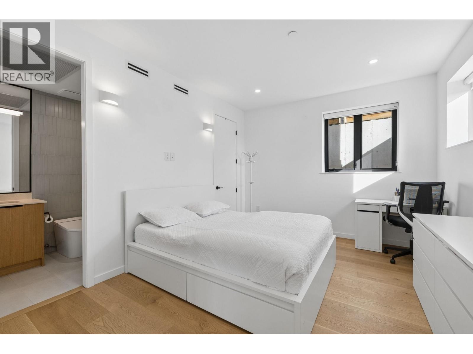 366 W 25TH STREET, North Vancouver - Image 1