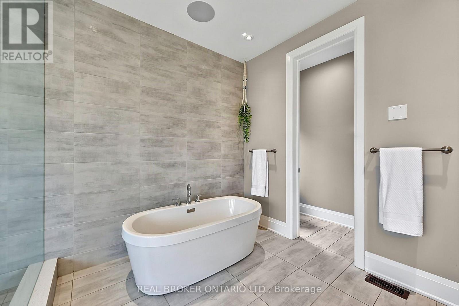 64 Manor Glen Crescent — photo 26