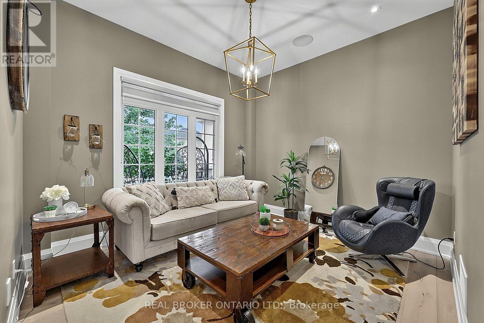 64 MANOR GLEN CRESCENT, East Gwillimbury (Mt Albert) — photo 4