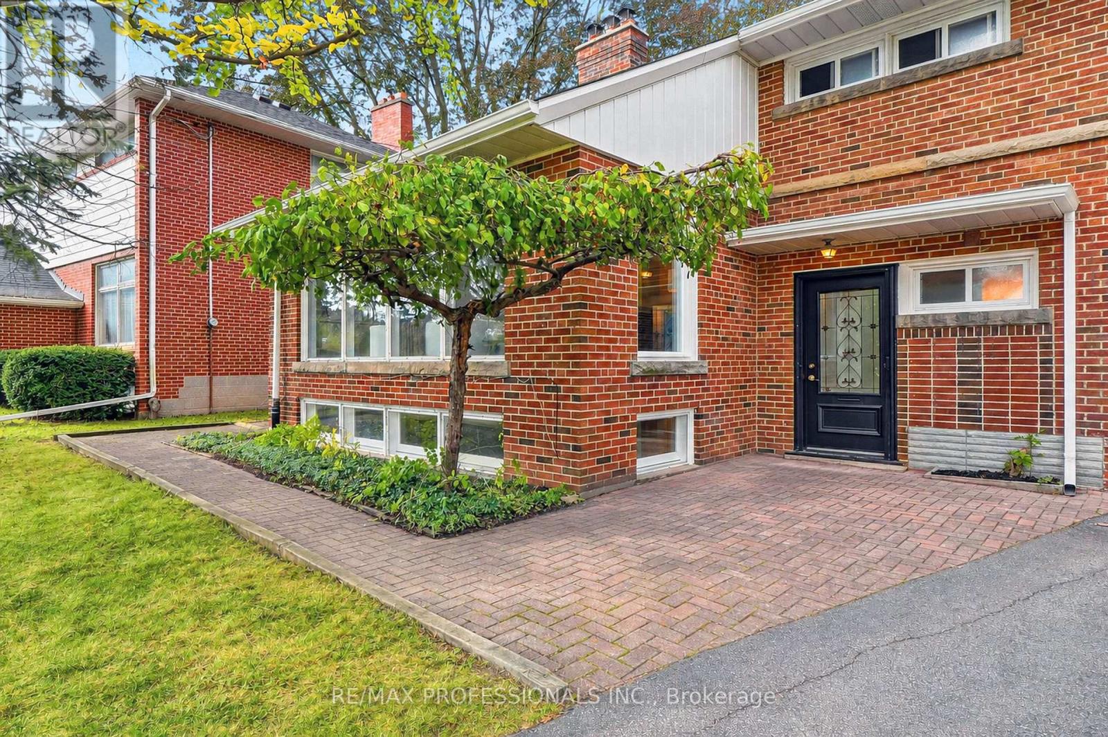 8 NORTHOLT COURT, Toronto (Edenbridge-Humber Valley) — photo 2