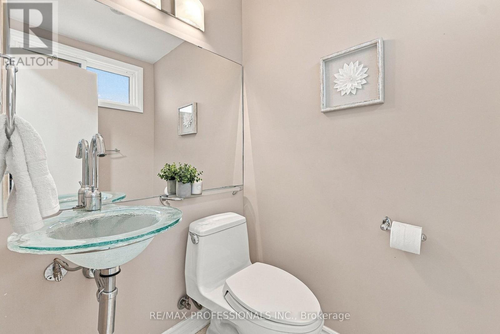8 Northolt Court — photo 33