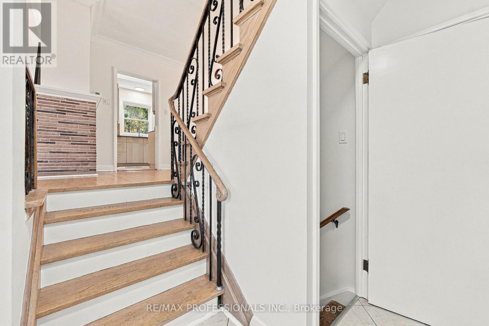 8 Northolt Court — photo 34
