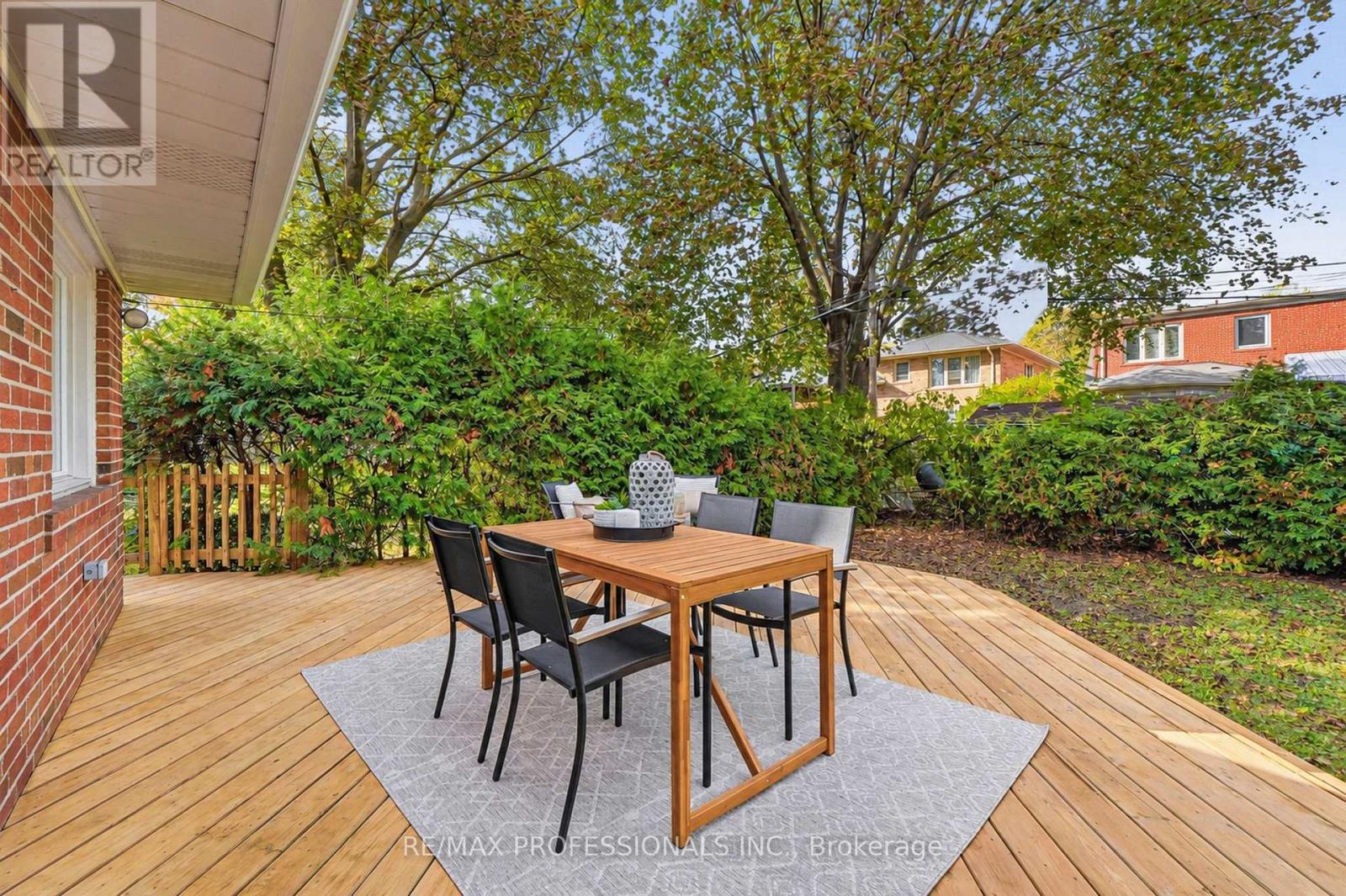 8 Northolt Court — photo 42