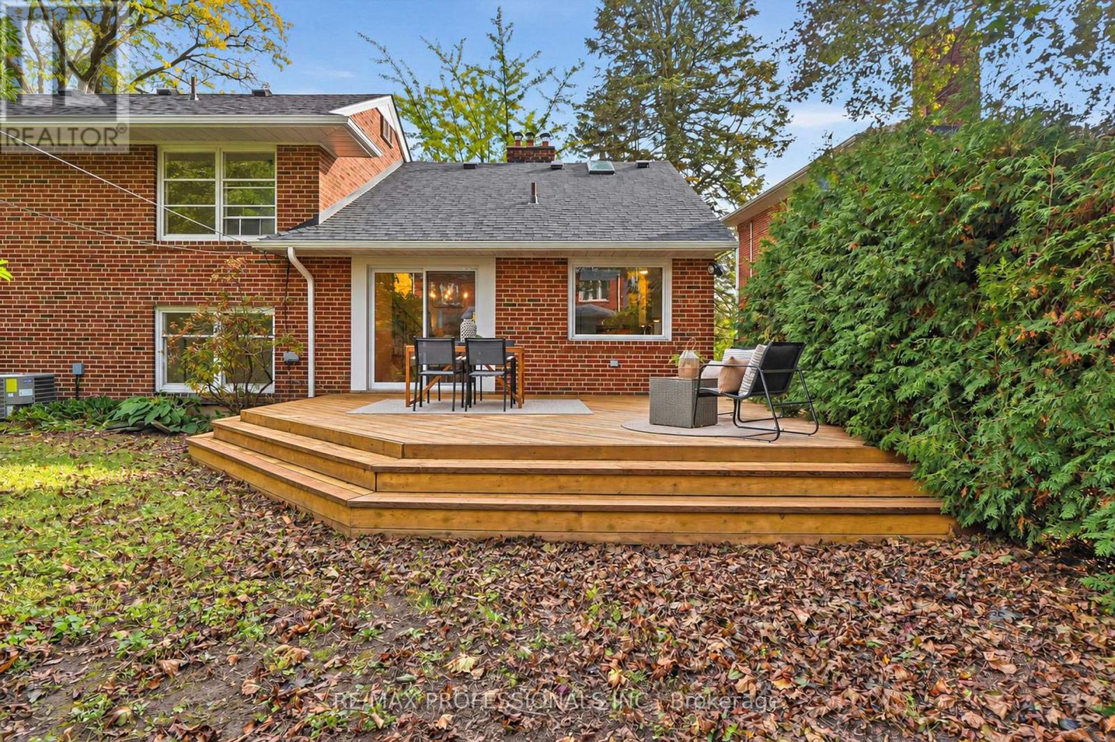 8 Northolt Court — photo 44