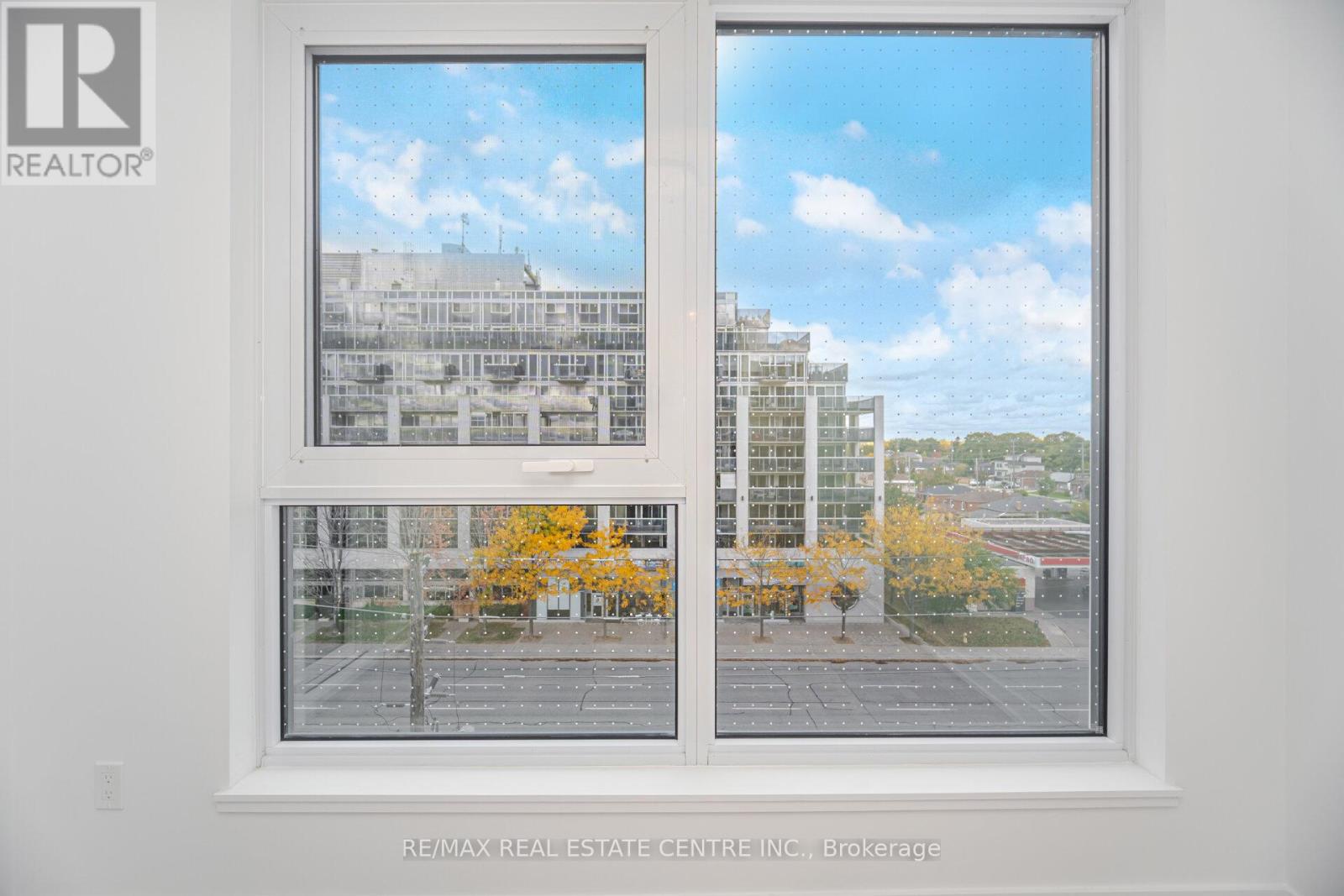 1007 The Queensway — photo 15