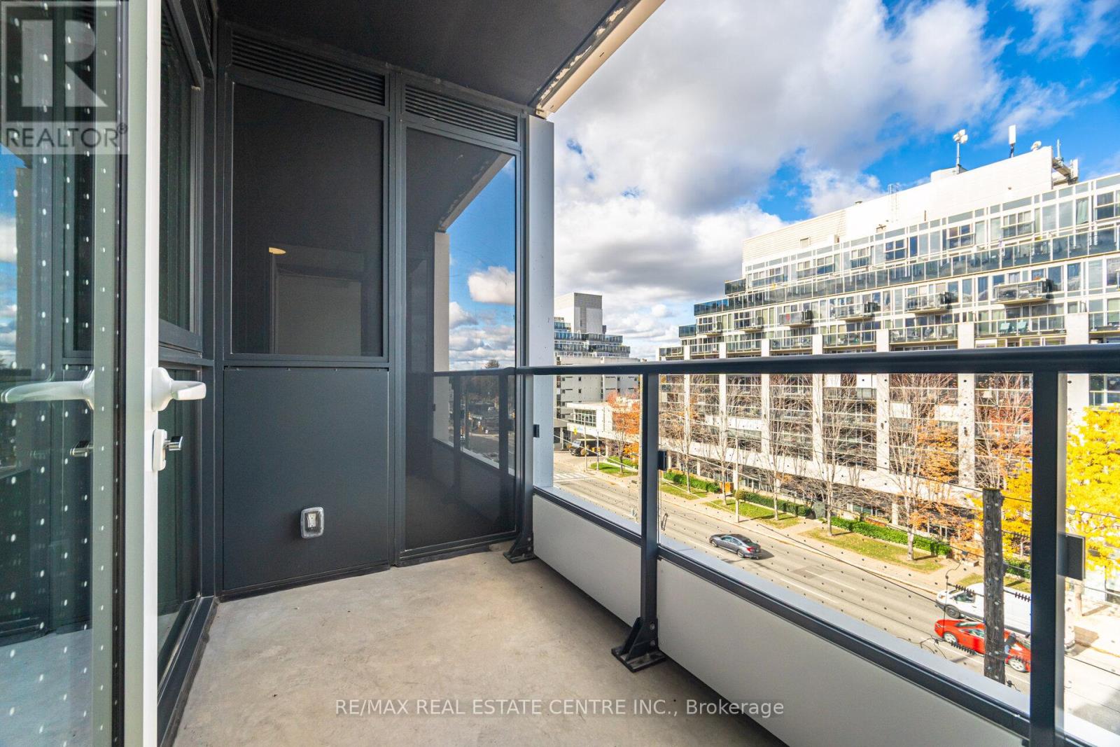 1007 The Queensway — photo 21