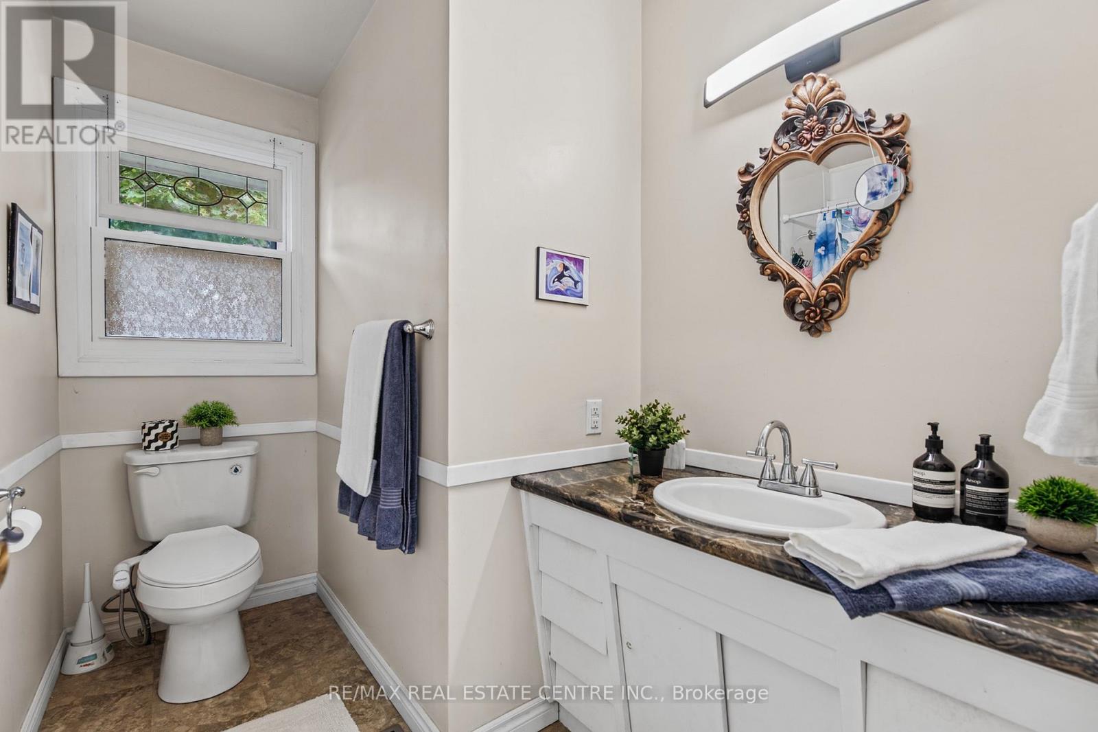 218 Montrose Street South — photo 16