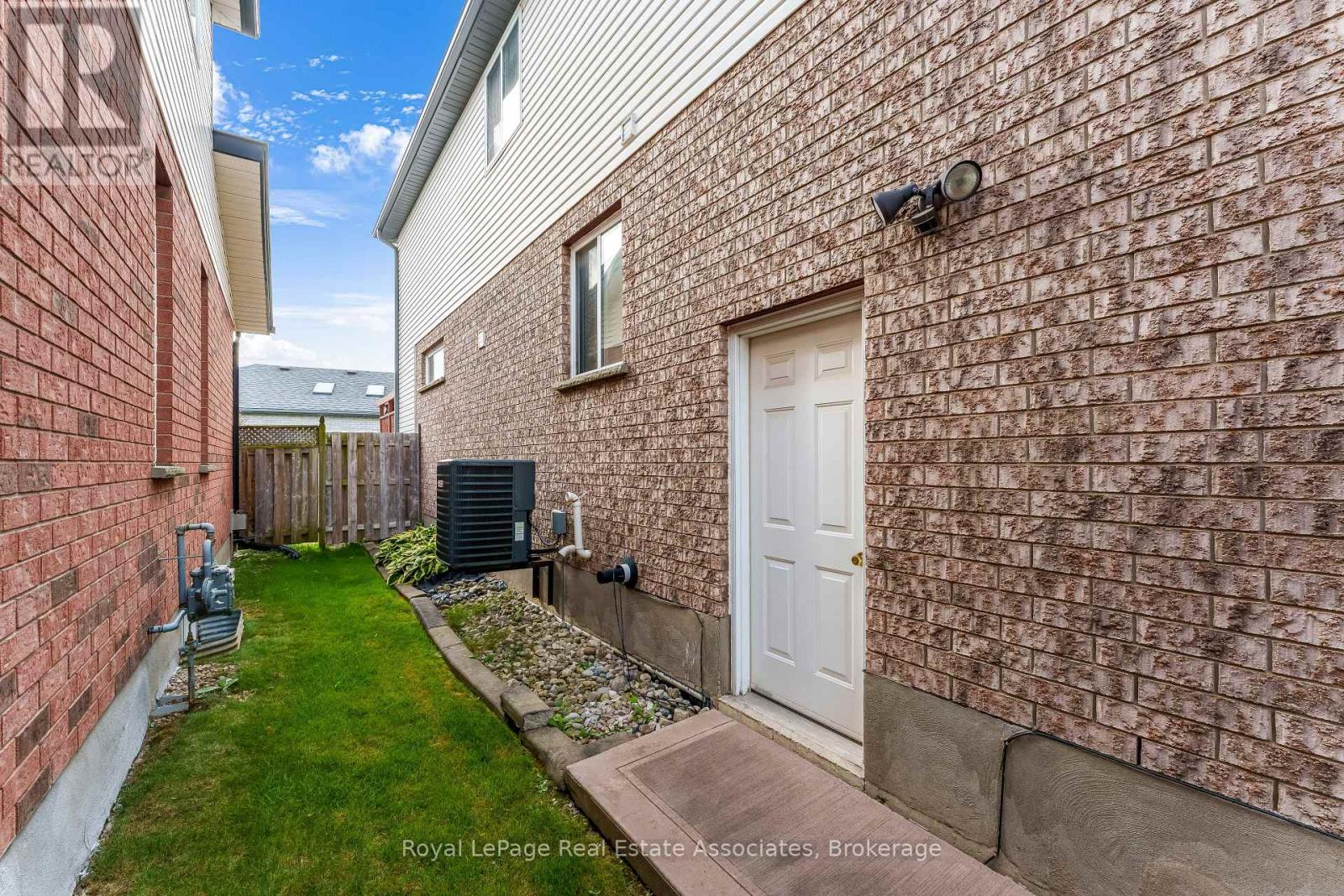 406 Sandy Cove Crescent — photo 32