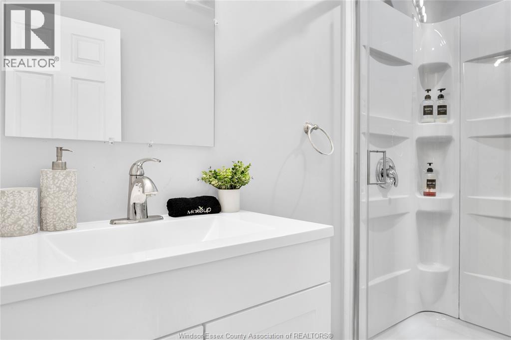 1574 Howard Avenue — photo 31