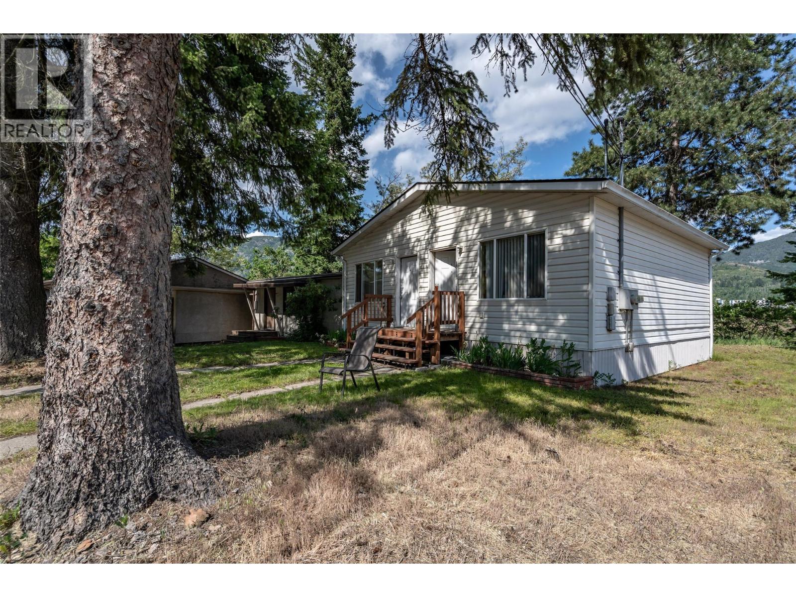  1451 Columbia Avenue, Castlegar - Image 1