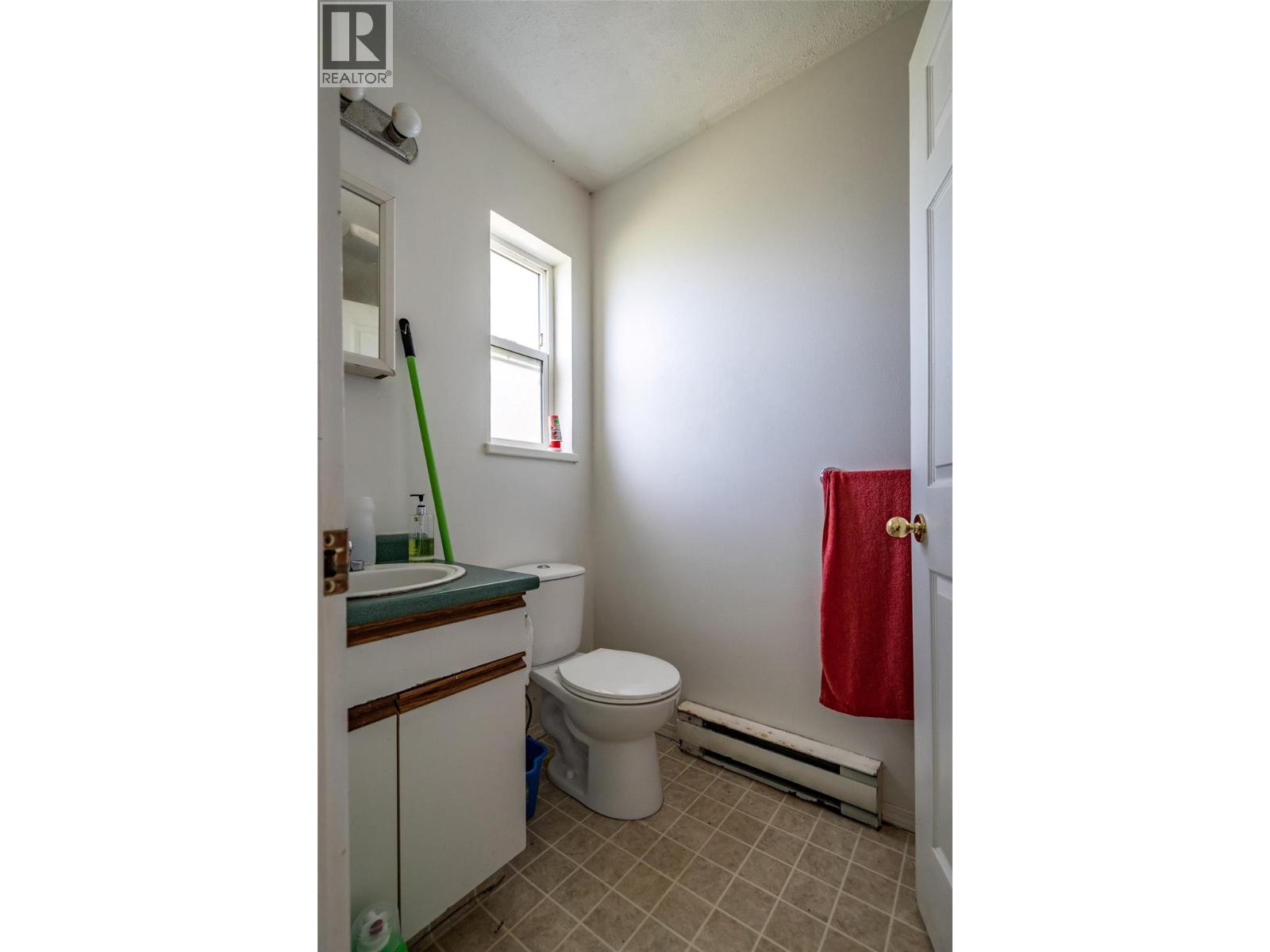  1451 Columbia Avenue, Castlegar - Image 1