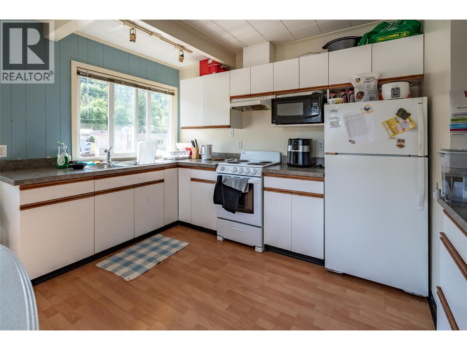  1451 Columbia Avenue, Castlegar - Image 1