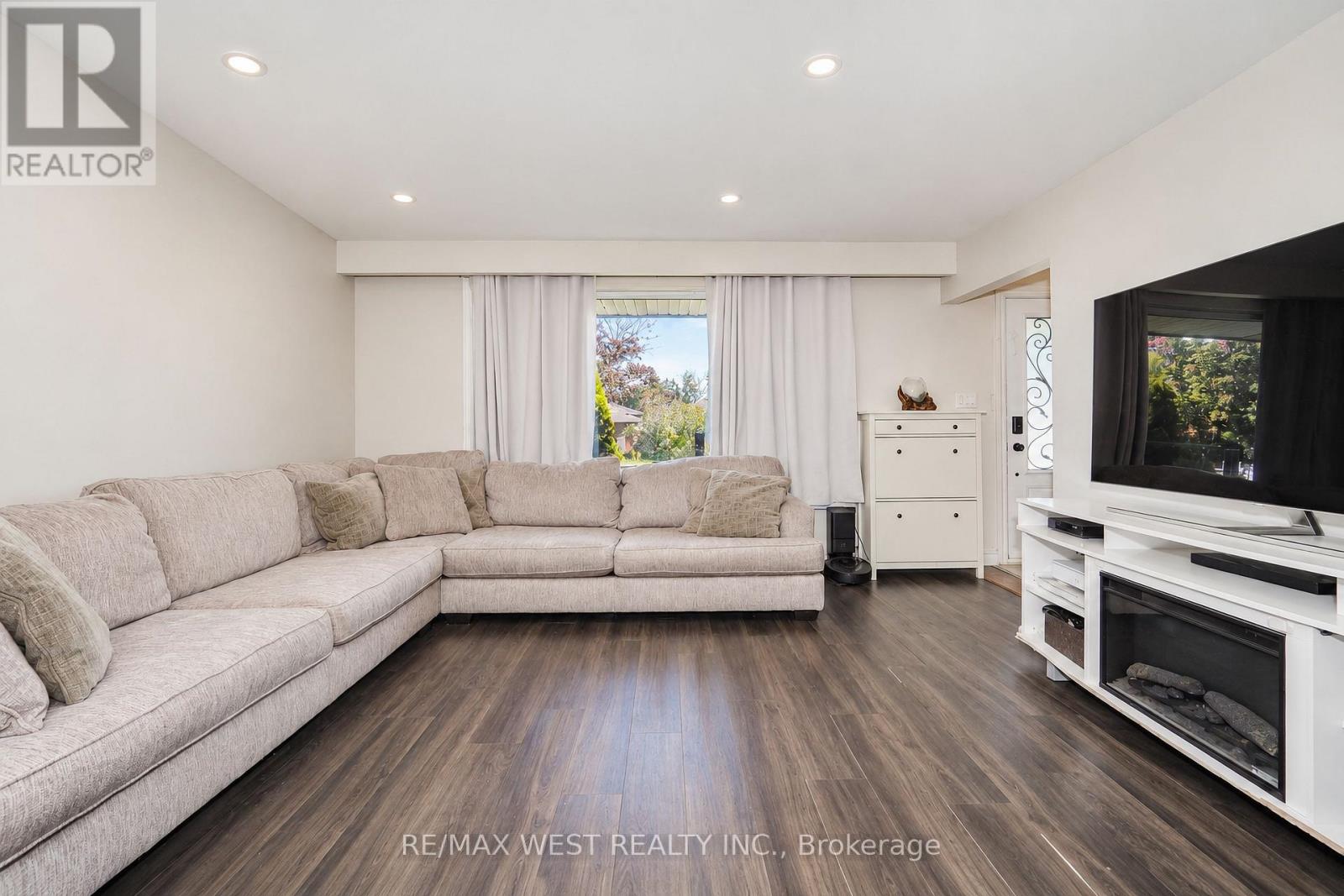 218 QUETICO AVENUE - 2