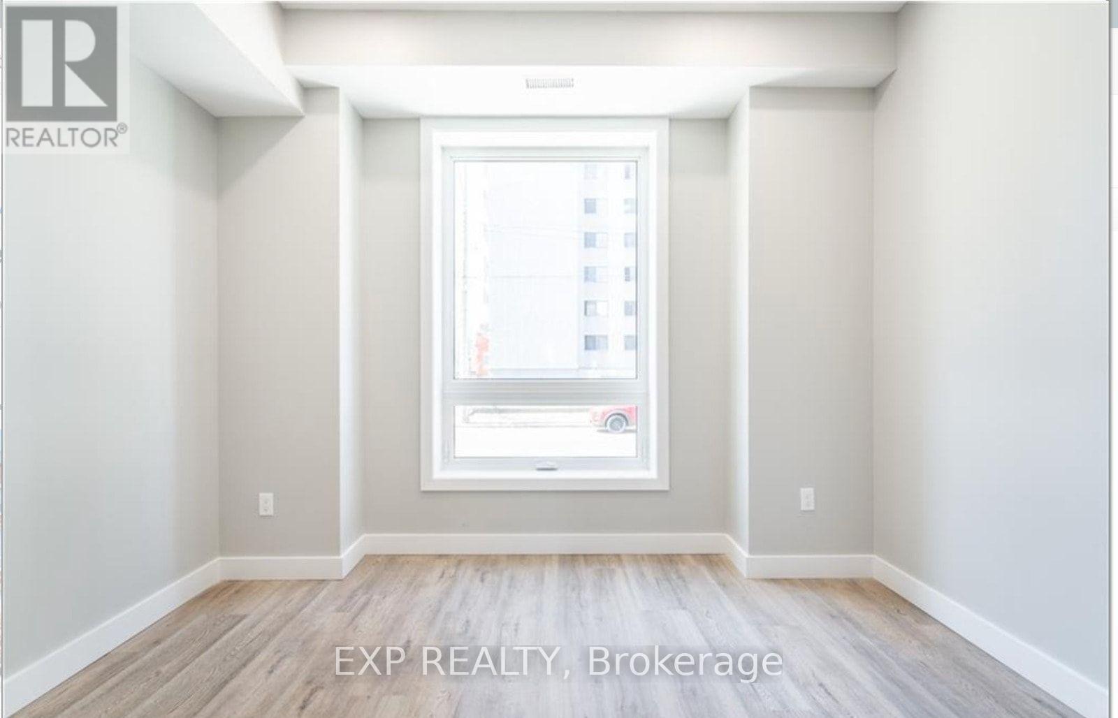 102 Wellington Street North — photo 14
