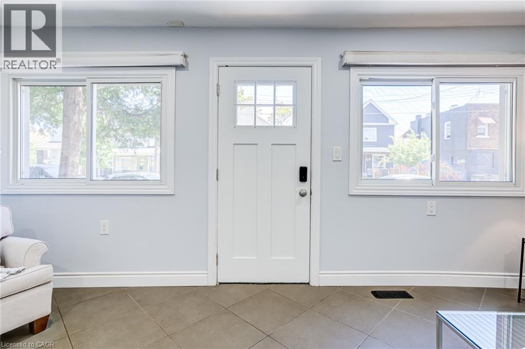 127 BARNESDALE Avenue N, Hamilton — photo 4