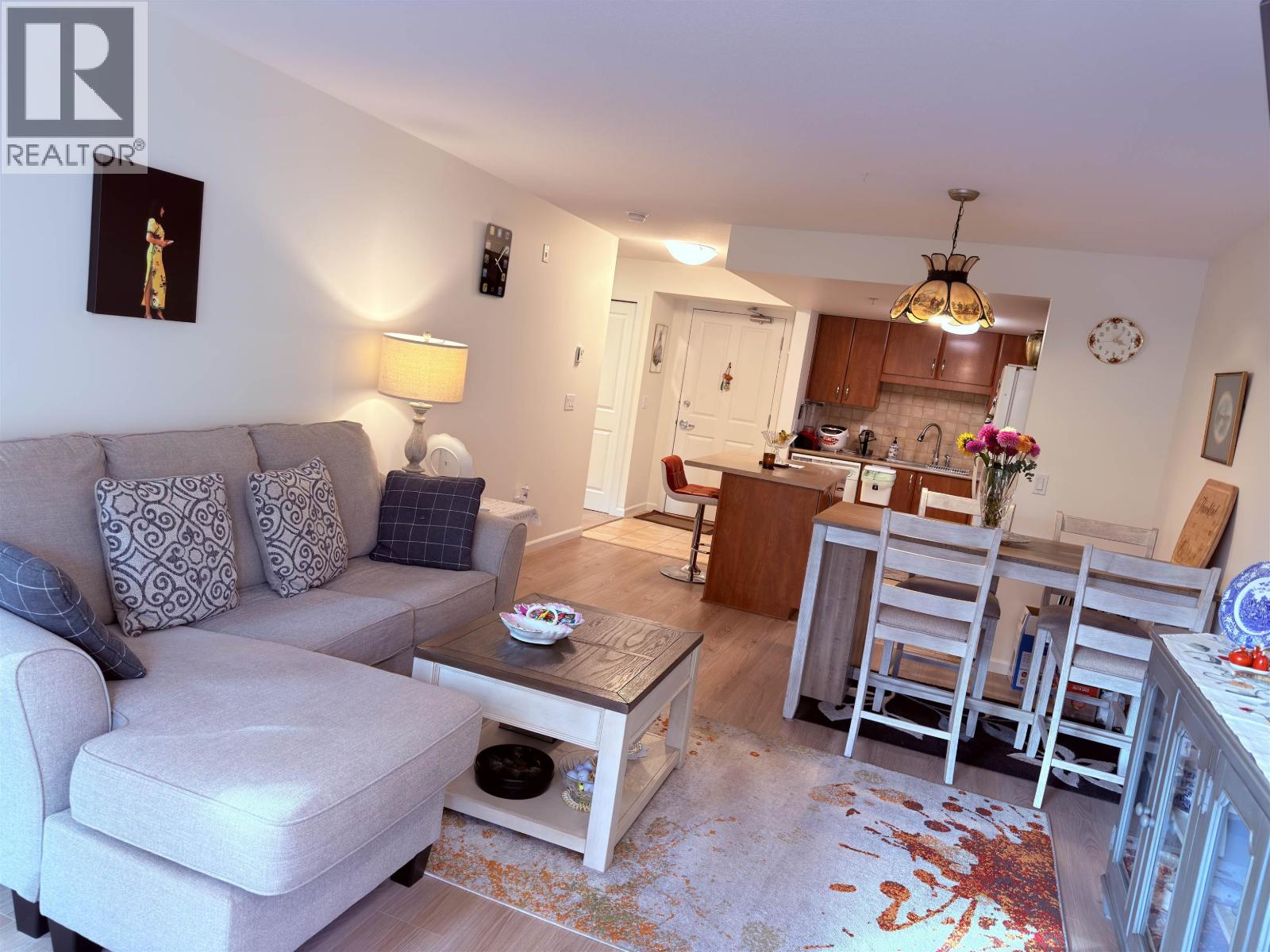 215 285 NEWPORT DRIVE — photo 2