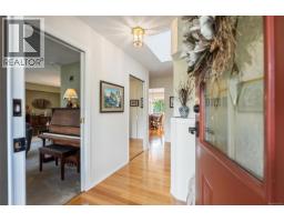Bathroom - 5179 Del Monte Ave, Saanich, BC V8Y1X3 Photo 6
