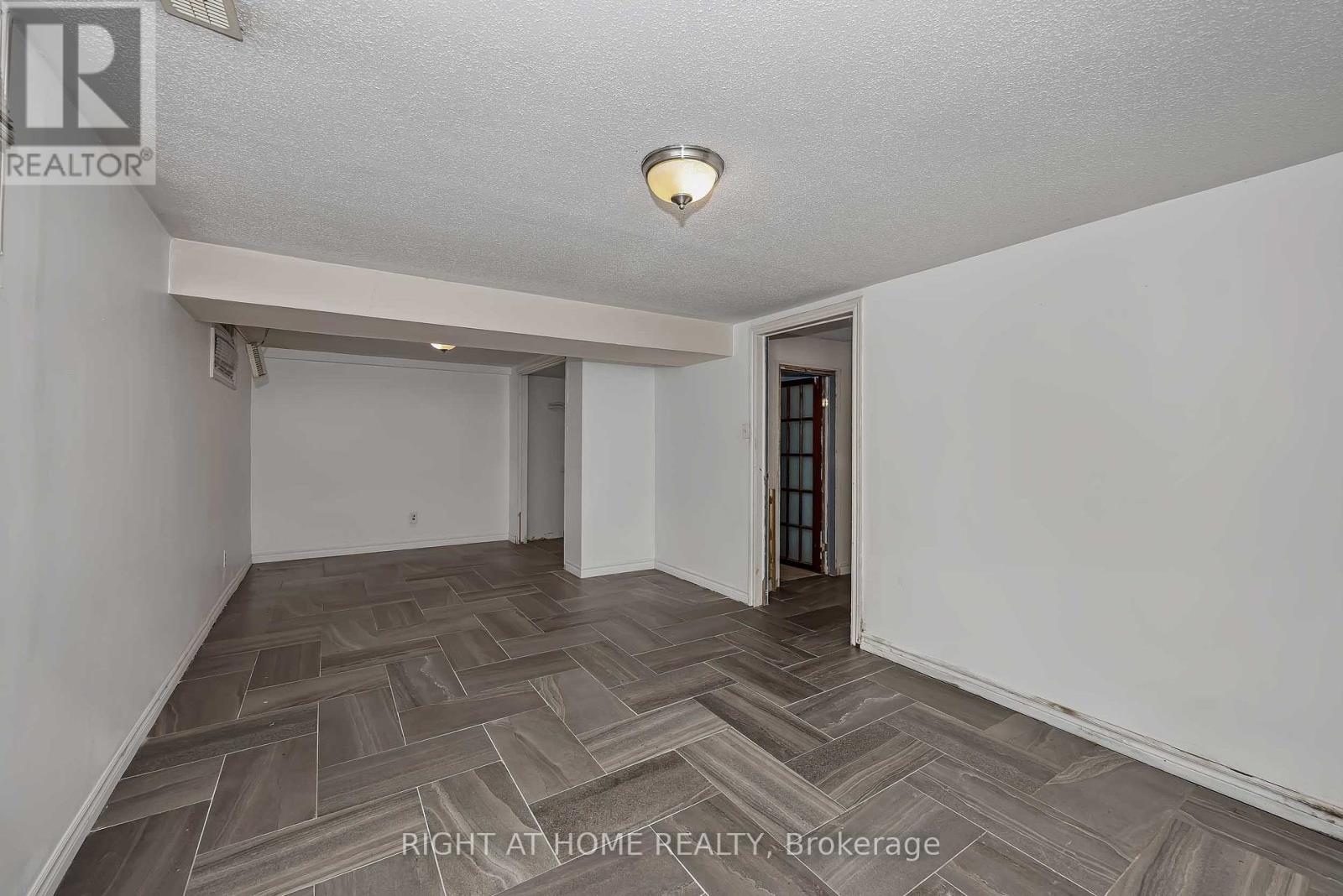 24 Largo Crescent South — photo 31