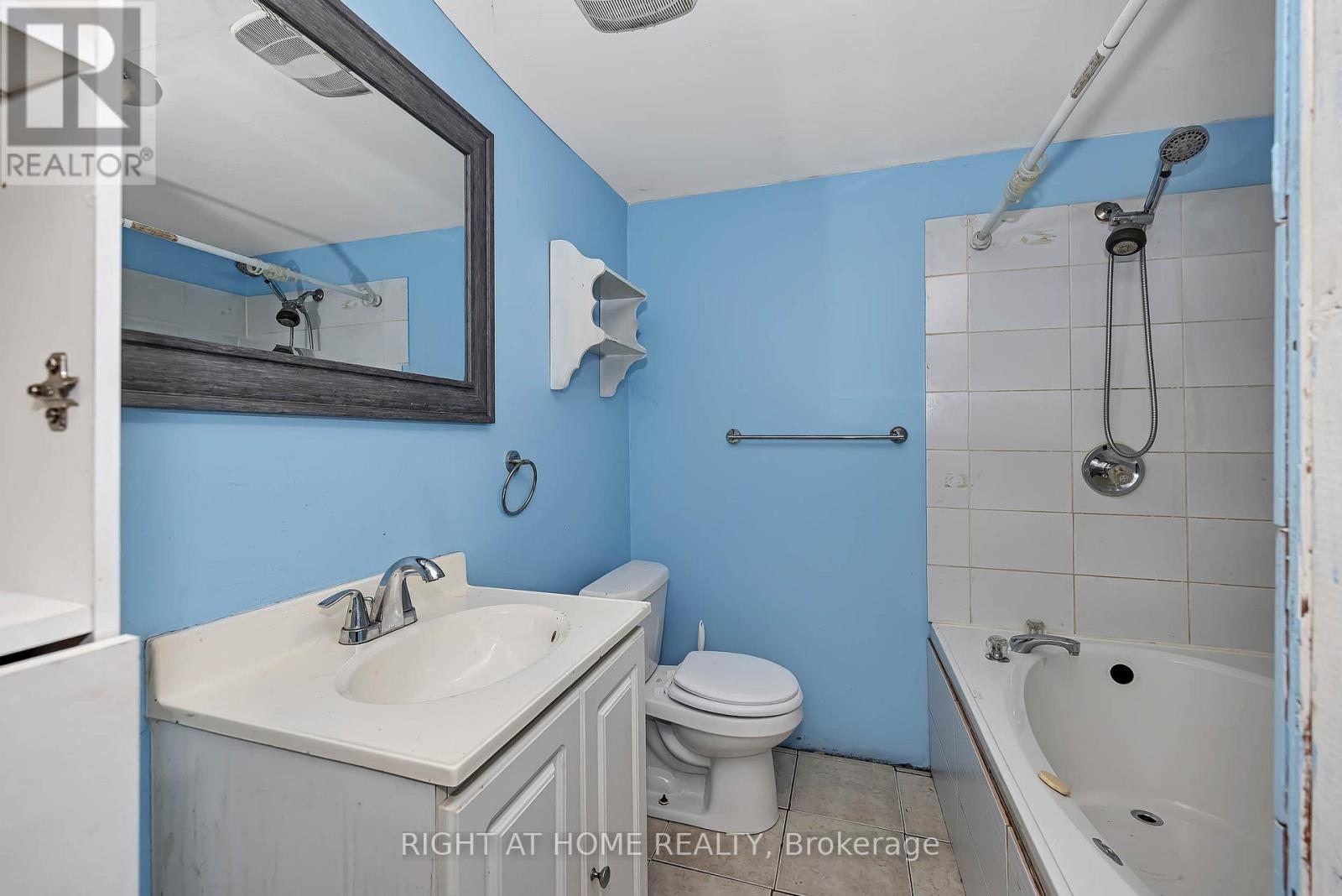 24 Largo Crescent South — photo 33