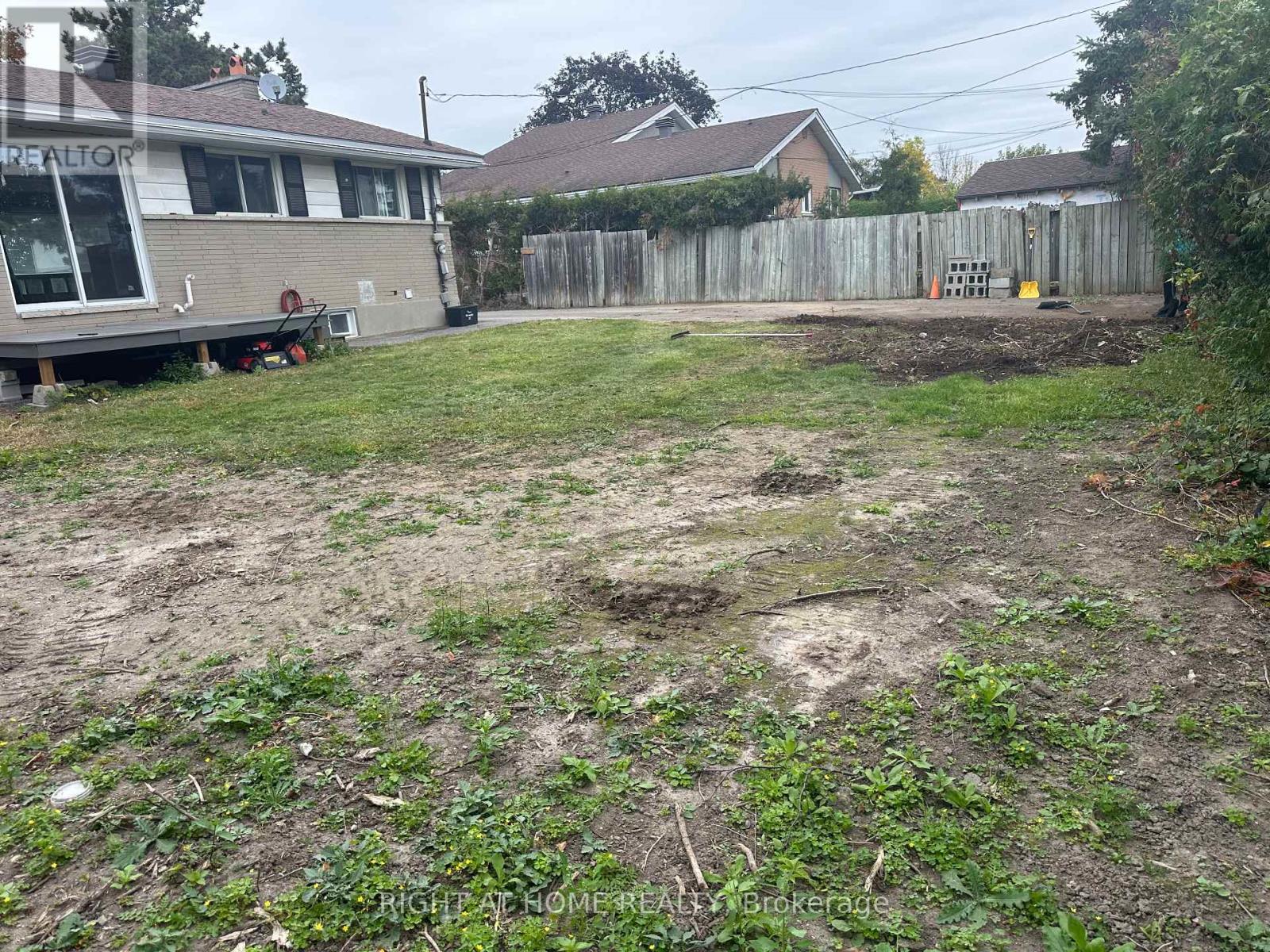 24 Largo Crescent South — photo 36