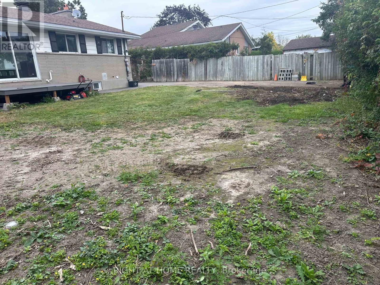 24 Largo Crescent South — photo 37