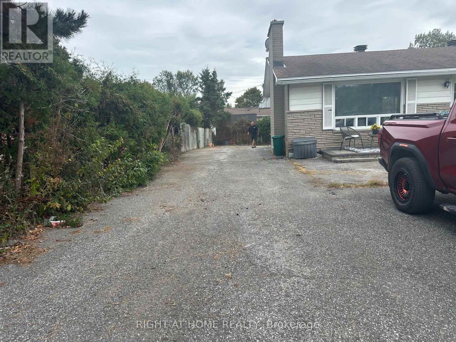 24 Largo Crescent South — photo 38