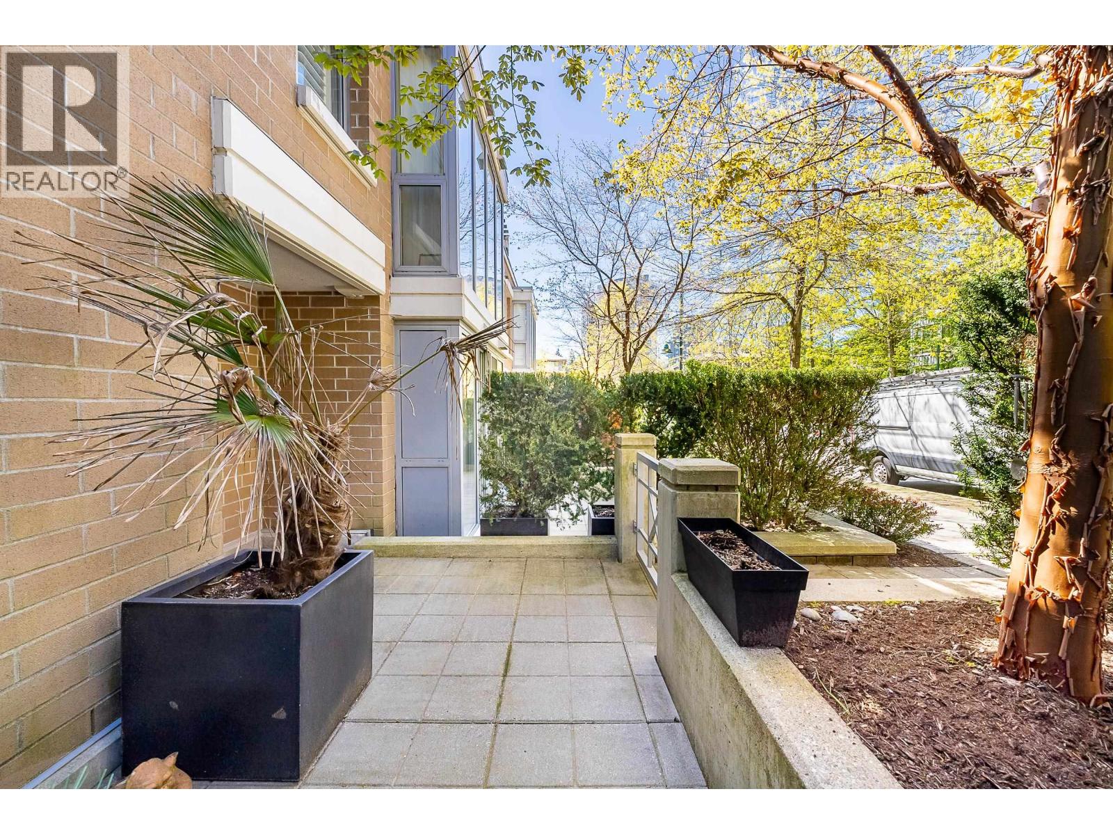 3 290 NEWPORT DRIVE — photo 3