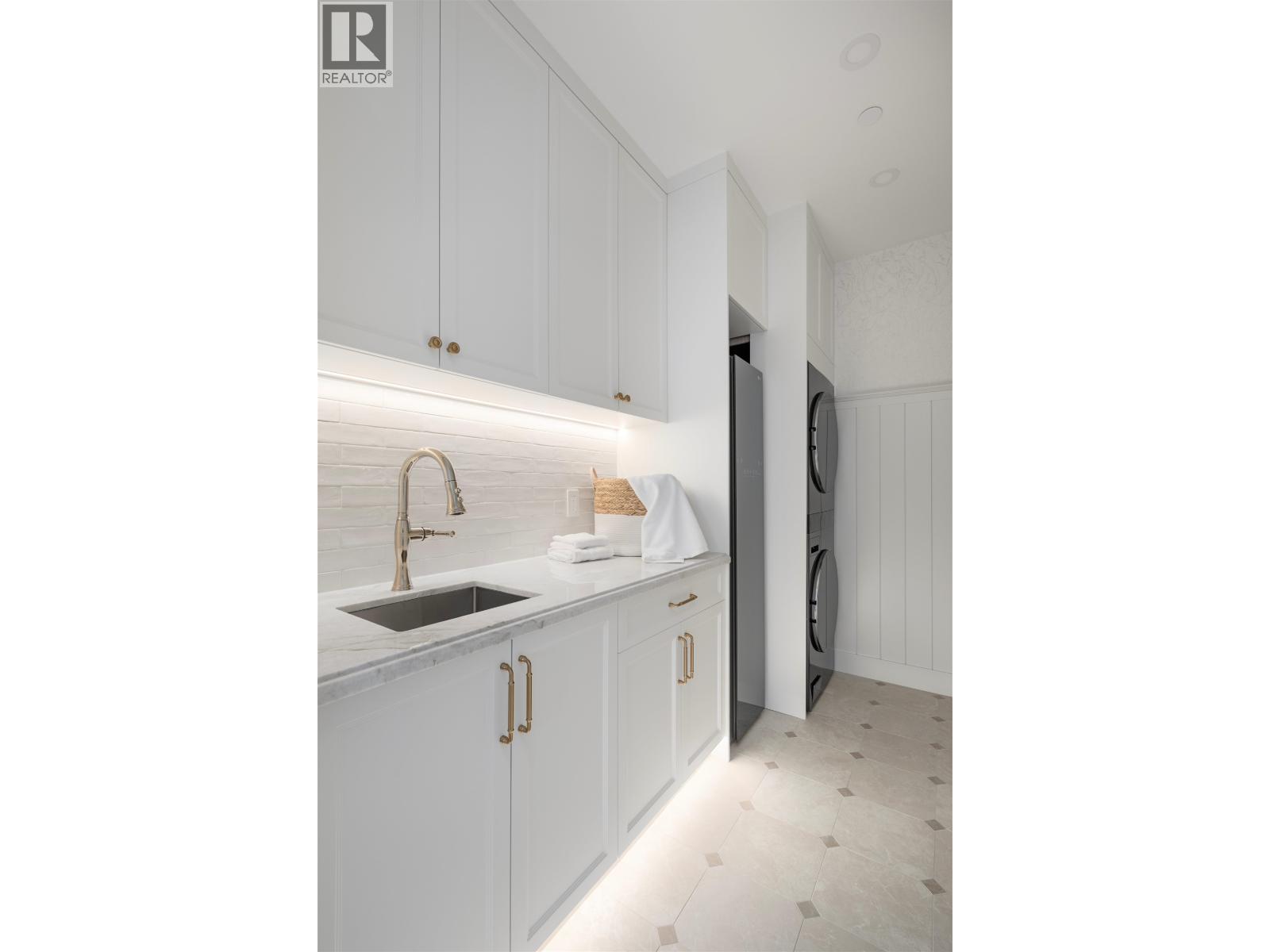 Photo of 2 127 W 17TH AVENUE 23