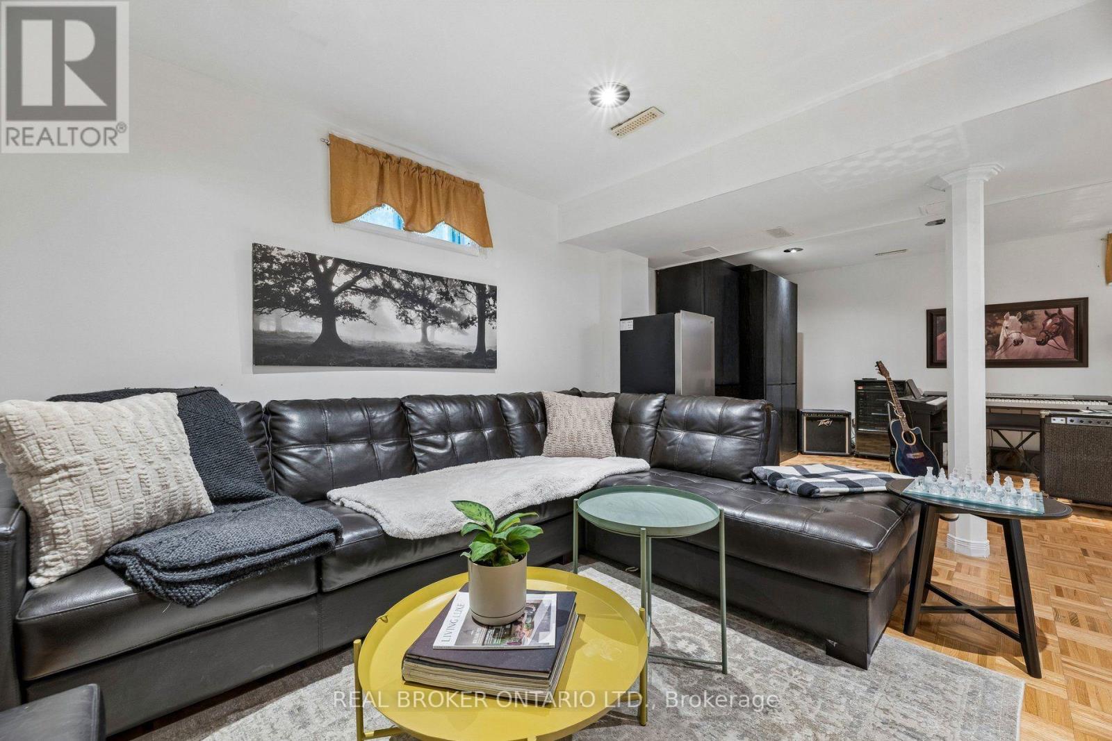 22 RAVENSCROFT ROAD - 36