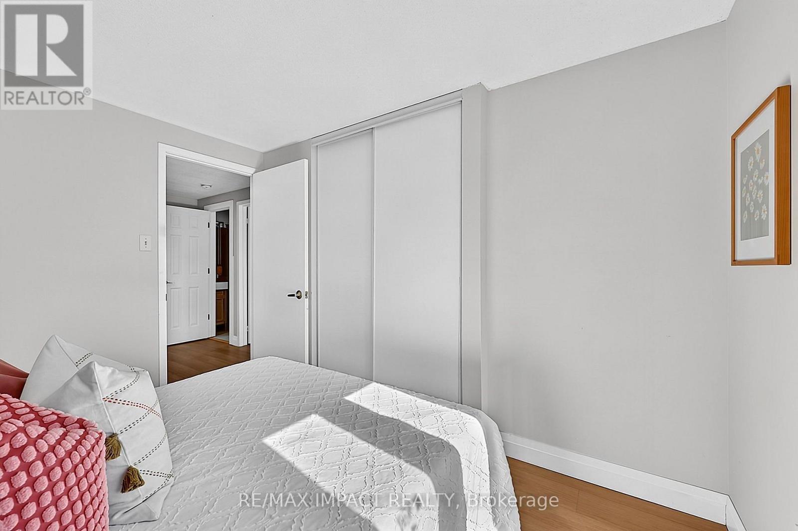 74 YORKVILLE DRIVE - 31