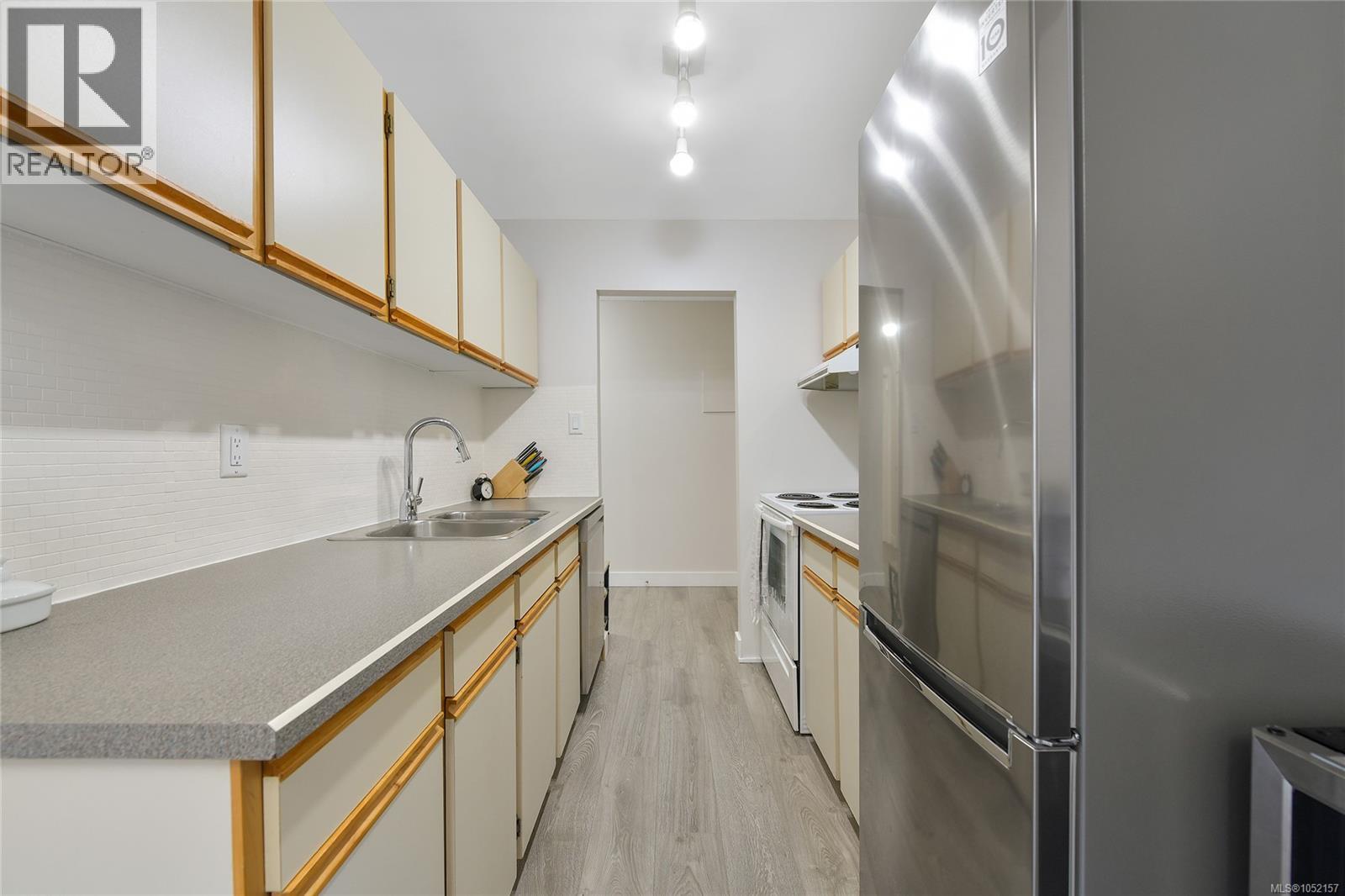 408 1655 Begbie Street, Victoria
