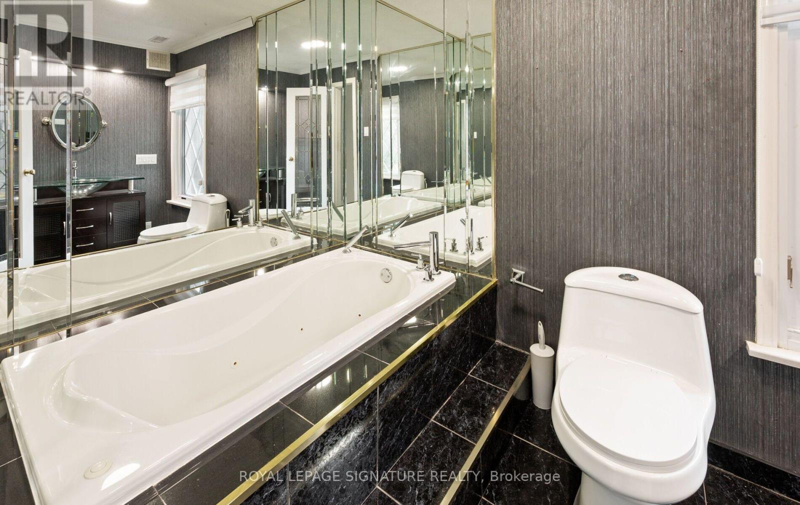 251 Third Line, Oakville, ON photo 32
