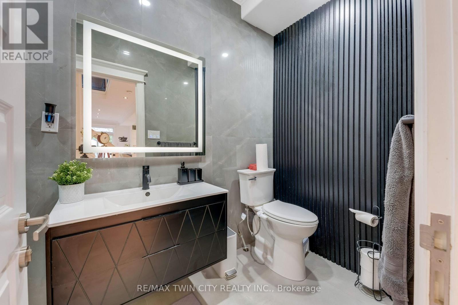 444 Thomas Slee Drive — photo 16