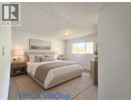 Living room - 5753 Columbia Avenue, Edgewater, BC V0A1E0 Photo 7