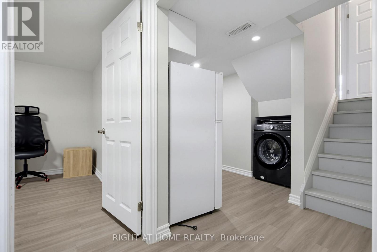 75 BLOOMINGTON CRESCENT - Image 21