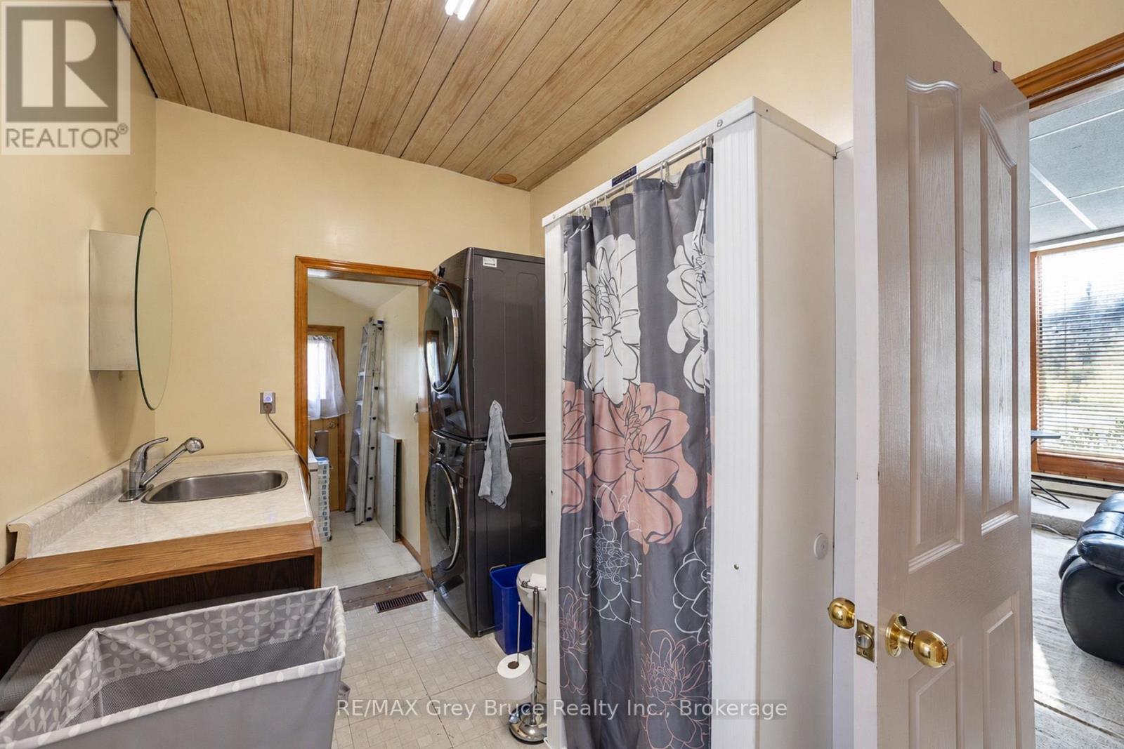 213 Victoria Street — photo 18