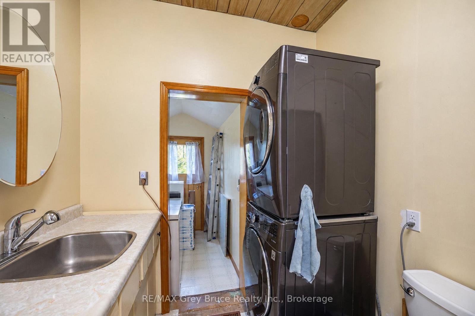 213 Victoria Street — photo 19