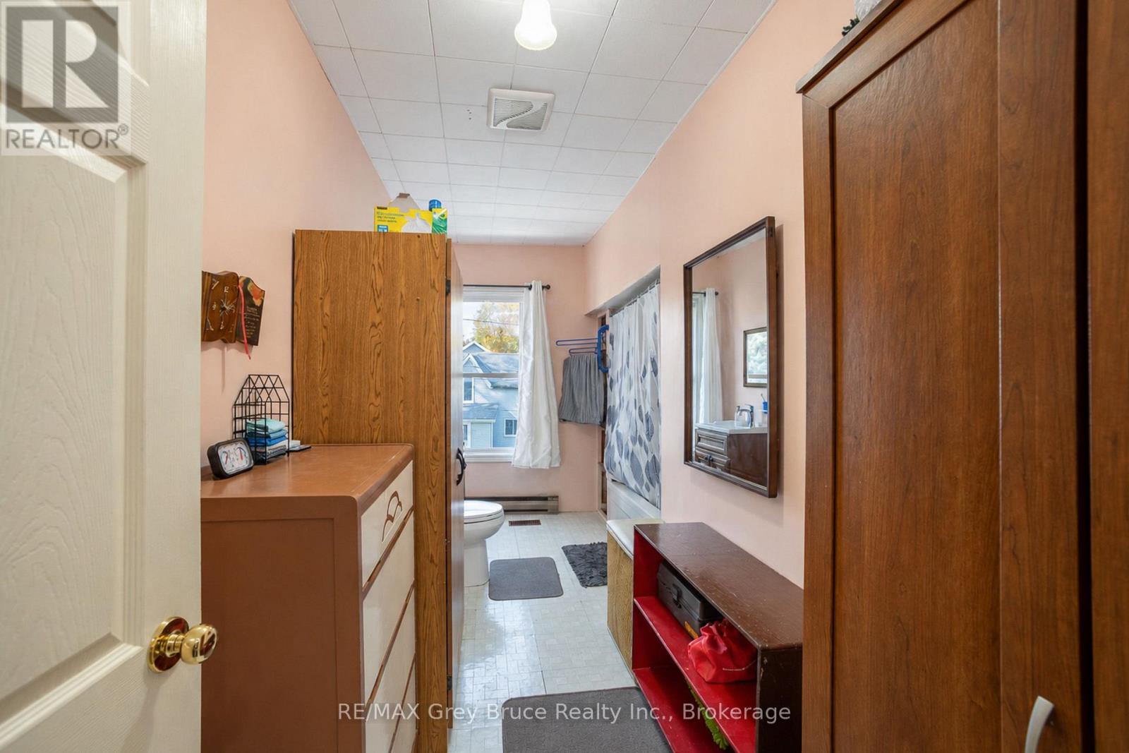 213 Victoria Street — photo 27