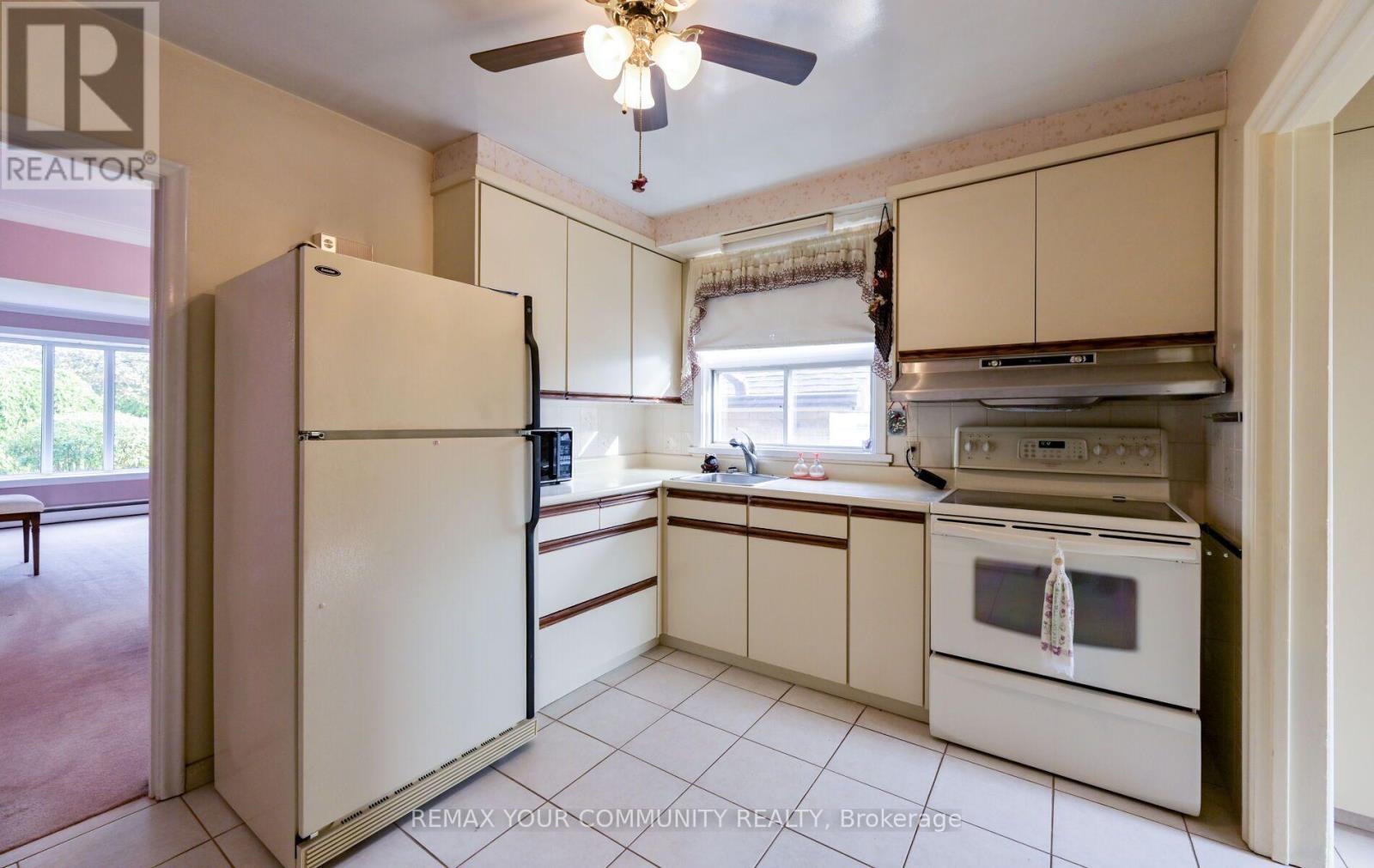 4 Hughes Place, Toronto, ON photo 11
