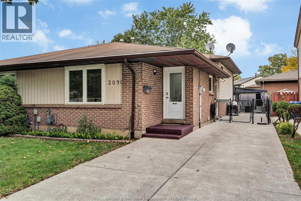3090 Fairlane Crescent — photo 2