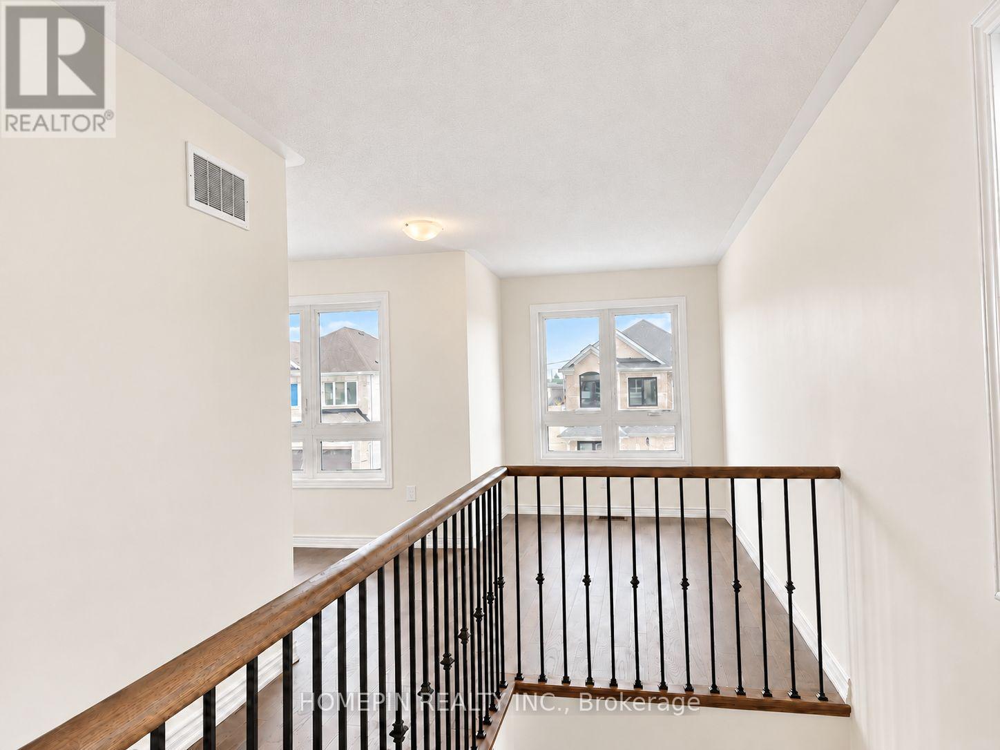 21 Phoenix Boulevard, Barrie, ON photo 11