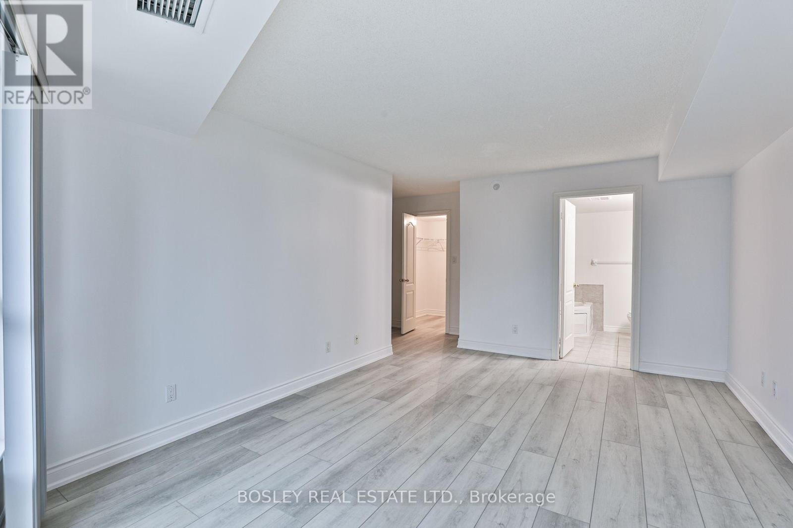 2111 Lake Shore Boulevard West — photo 11